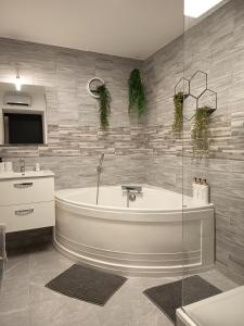 Ένα μπάνιο στο La maison de LYA (lyaroom)