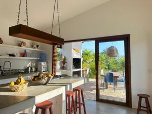 eine Küche mit Blick auf einen Innenhof in der Unterkunft Maison dos Corais in São Miguel do Gostoso