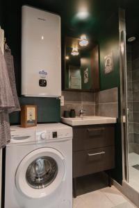 Koupelna v ubytování Le Sherlock - Cinéma privé & Enquête + 18 fotografií