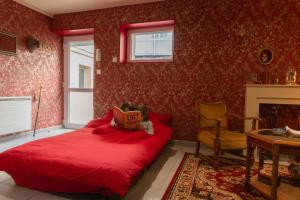 Postel nebo postele na pokoji v ubytování Le Sherlock - Cinéma privé & Enquête