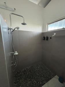 A bathroom at Manohei Lodge- Chambre indépendante Pamatai Még 14 kép