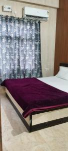 Postel nebo postele na pokoji v ubytování Vrinda Premium Hotal Near by Prem Mandir + 9 fotografií