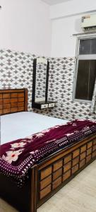 Postel nebo postele na pokoji v ubytování Vrinda Premium Hotal Near by Prem Mandir