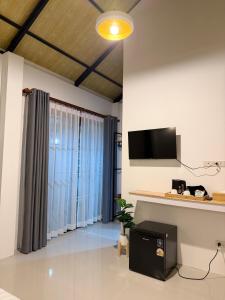 TV a/nebo společenská místnost v ubytování Sea Escape Koh Yao Yai