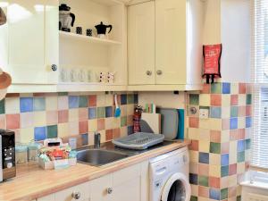 eine Küche mit Spüle und Waschmaschine in der Unterkunft Quill Corner in Alnwick