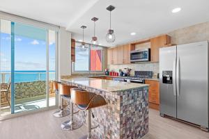 Kuchyň nebo kuchyňský kout v ubytování Zimline Oceanfront