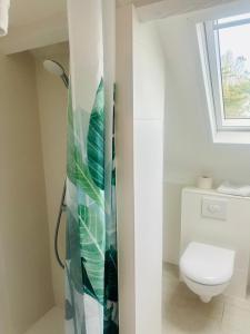 Et badeværelse på Maison avec piscine chauffée toute l'année + 14 billeder