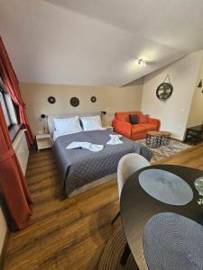 een slaapkamer met een bed, een bank en een tafel bij Rustic Mountain Apartment - A55 in Borovets