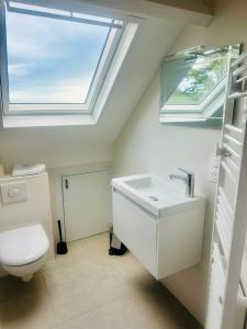 Et badeværelse på Maison avec piscine chauffée toute l'année