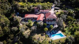 Una vista aérea de una casa con piscina. en Quinta do Assento, en Louredo
