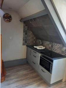 een keuken met een fornuis en een aanrechtblad bij logement moderne in Campan