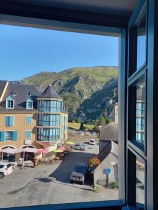 een uitzicht vanuit een raam van een gebouw en een straat bij logement moderne in Campan
