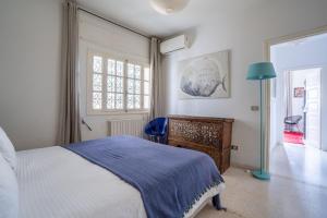 Un pat sau paturi într-o cameră la Le 5 ter +47 fotografii