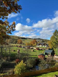 Blick auf einen Bauernhof mit Teich in der Unterkunft Gospodarstwo agroturystyczne U Gazdy in Wisła