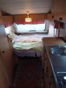 Ένα ή περισσότερα κρεβάτια σε δωμάτιο στο Konkelotie White Caravan