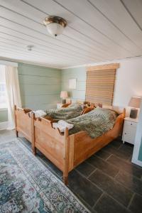 GranにあるHelgaker Gårdのベッドルーム1室(大型木製ベッド1台付)