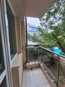 En balkon eller terrasse på Бобс апартаменти 2 + 2 billeder