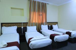 - une chambre d'hôtel avec 4 lits dans l'établissement فندق جواد الحرم الفندقية, à Az Zahrāʼ 15 autres photos
