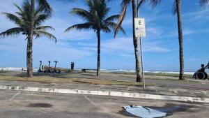 プライア・グランデにあるFlórida Houseの浜辺のヤシの木が茂る駐車場