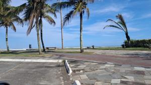 プライア・グランデにあるFlórida Houseの浜辺のヤシの木が茂る通り