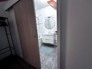 Koupelna v ubytování Le Ronsard, vue sur forteresse + 13 fotografií