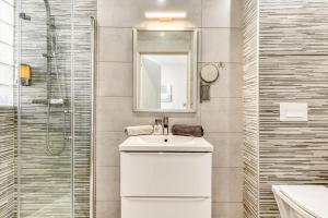a bathroom with a sink and a mirror and a shower at Le Bourget - Envolée Romantique in Narbonne