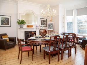 ein Esszimmer mit Tisch und Stühlen in der Unterkunft The Physicians House in Alnwick