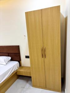 Ένα ή περισσότερα κρεβάτια σε δωμάτιο στο The Brij Retreat , 50 mtr from Shri Krishna Janambhumi