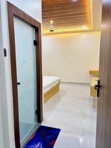 Ένα ή περισσότερα κρεβάτια σε δωμάτιο στο The Brij Retreat , 50 mtr from Shri Krishna Janambhumi