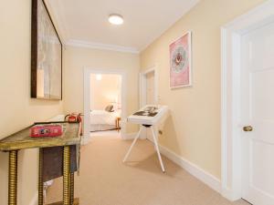 En eller flere senge i et værelse på The Manse - Uk42249