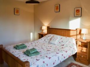 een slaapkamer met een bed met twee kussens erop bij Meadow View - Ijv in Brigham