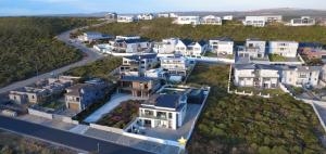 Flip Flops Villa two rooms في يزرفونتين: منظر جوي لمنزل كبير