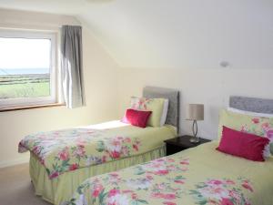 two beds in a room with a window at Rhandir-Mwyn - Hw7110 in Llandwrog +9 photos