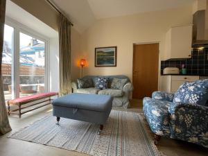 FarrにあるFarr Outのソファと椅子のあるリビングルーム