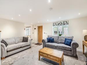 Wainfleet All SaintsにあるMr George- Uk34816のソファ2つとコーヒーテーブルのあるリビングルーム