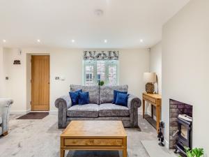 Wainfleet All SaintsにあるMr George- Uk34816のソファと暖炉のあるリビングルーム
