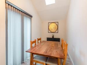 Wainfleet All SaintsにあるMr George- Uk34816の木製のテーブルと椅子のあるダイニングルーム