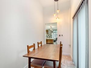 Wainfleet All SaintsにあるMr George- Uk34816の木製のテーブルと椅子のあるダイニングルーム +12枚の写真