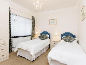 a bedroom with two beds and a window at Wigwam in Salcombe