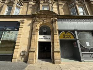 Η πρόσοψη ή η είσοδος του The Athenaeum