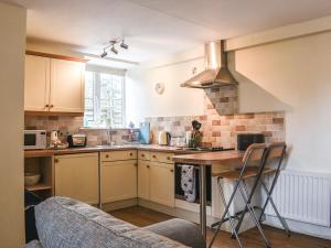 KilnseyにあるStables Endのテーブルとコンロのあるキッチン トップオーブン