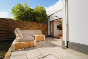 Posezení v ubytování Cosy retreat in The Old Chapel