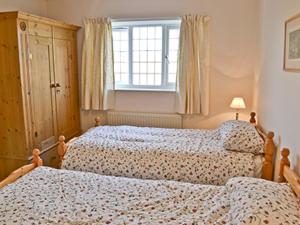 En eller flere senge i et værelse på Heather Cottage + 8 billeder