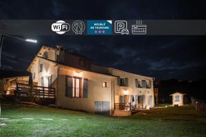 迪涅莱班Plaines-Provence Spa&Sauna的夜色中的房子，上面写着“世界是房屋”。