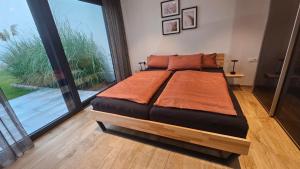 un grande letto in una stanza con una grande finestra di Wallys Auszeit a Grub am Forst