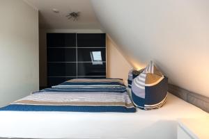 a small bedroom with a bed in a attic at Inselglück App 4 in Norderney