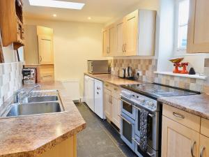 Kuchyň nebo kuchyňský kout v ubytování The Old Mill