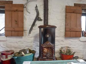 a stove sitting on top of a counter next to a wall at Threshing Barn - Kza in Glaisdale