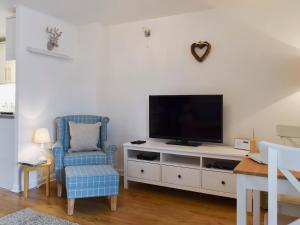 un soggiorno con TV e sedia di Royal Views a Keswick