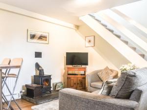 KilnseyにあるStables Endのソファとストーブのあるリビングルーム